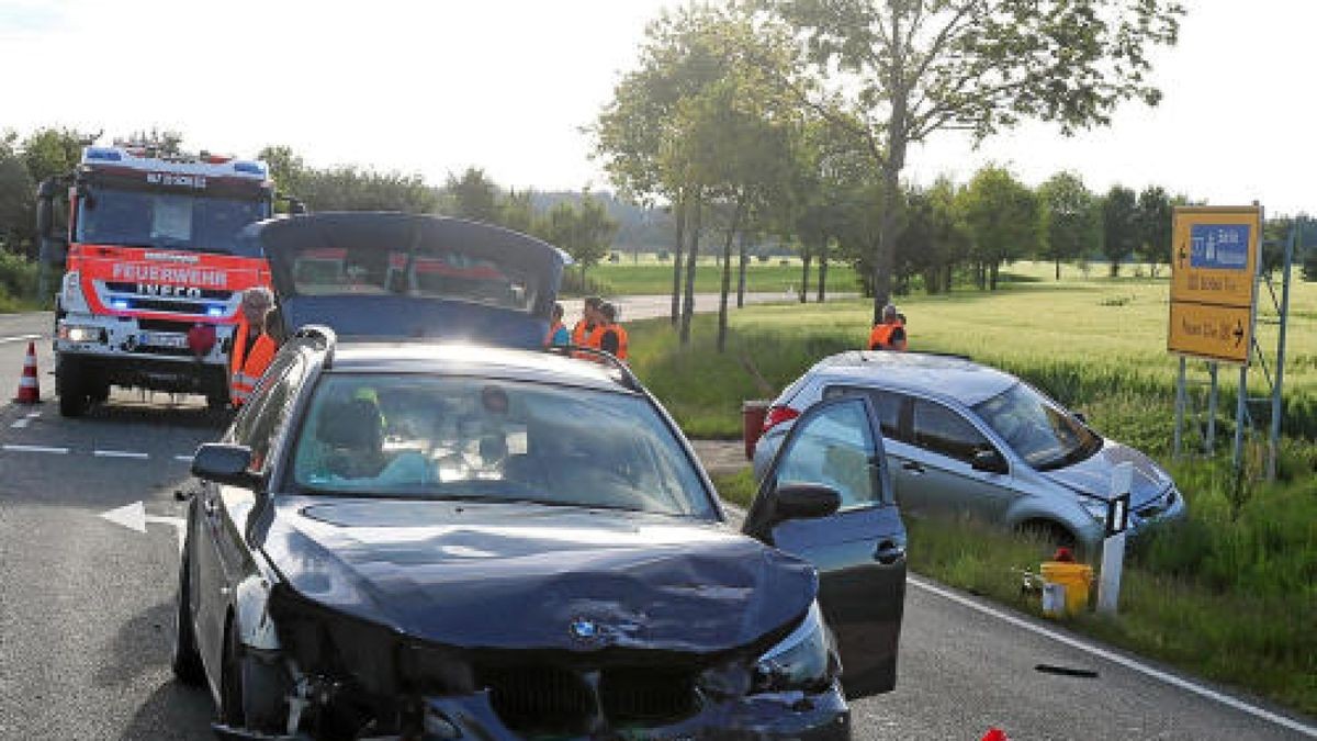 Zu einem schweren Verkehrsunfall kam es am Sonnabend kurz nach 19 Uhr auf der Bundesstraße 282 zwischen Schleiz und Langenbach. Es gab drei verletzte Menschen sowie beträchtlichen Sachschaden. Foto: Ronny Schuberth