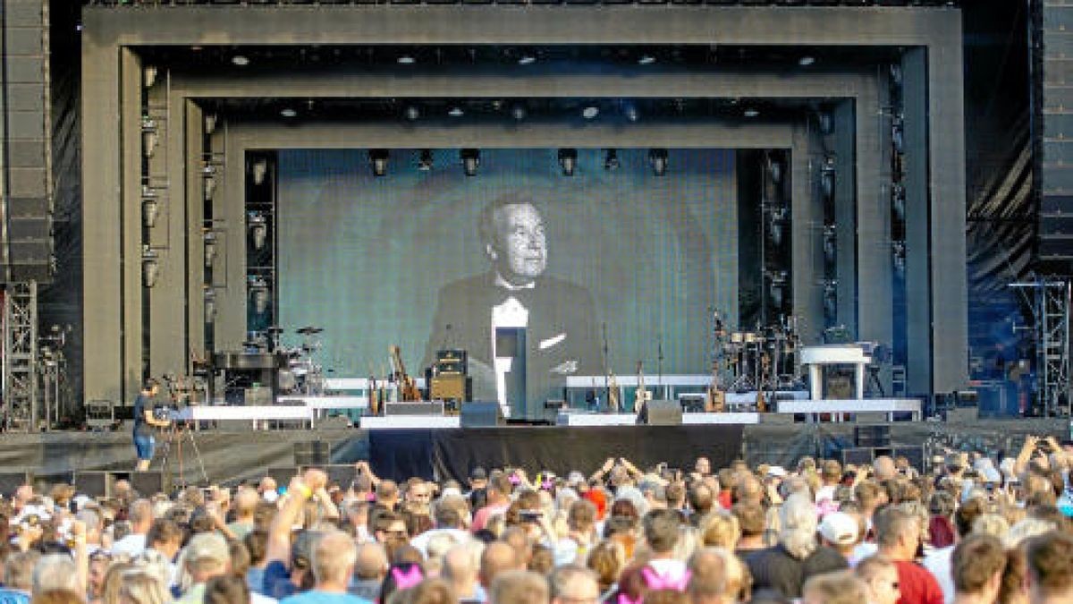 Vor 14.000 Fans eröffnete Roland Kaiser am Samstag auf dem Erfurter Domplatz seine Open Air-Tournee 2019. Foto: Holger John