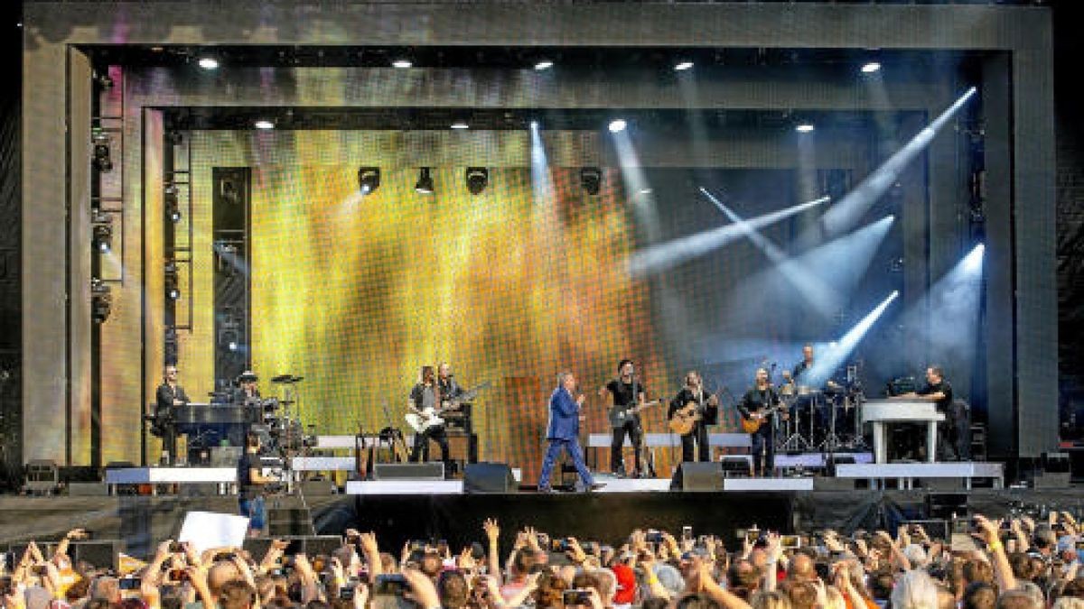 Vor 14.000 Fans eröffnete Roland Kaiser am Samstag auf dem Erfurter Domplatz seine Open Air-Tournee 2019. Foto: Holger John