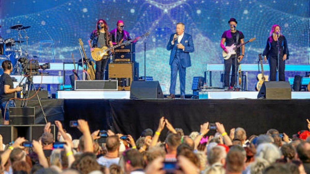 Vor 14.000 Fans eröffnete Roland Kaiser am Samstag auf dem Erfurter Domplatz seine Open Air-Tournee 2019. Foto: Holger John