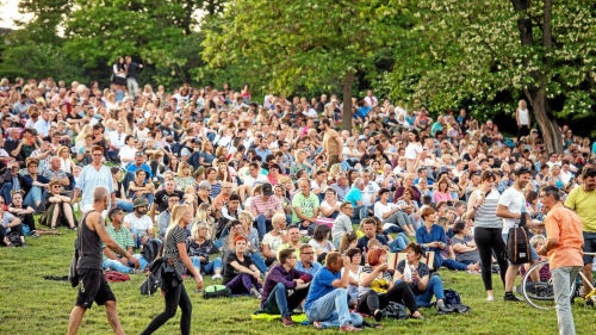 Vor 14.000 Fans eröffnete Roland Kaiser am Samstag auf dem Erfurter Domplatz seine Open Air-Tournee 2019. Foto: Holger John