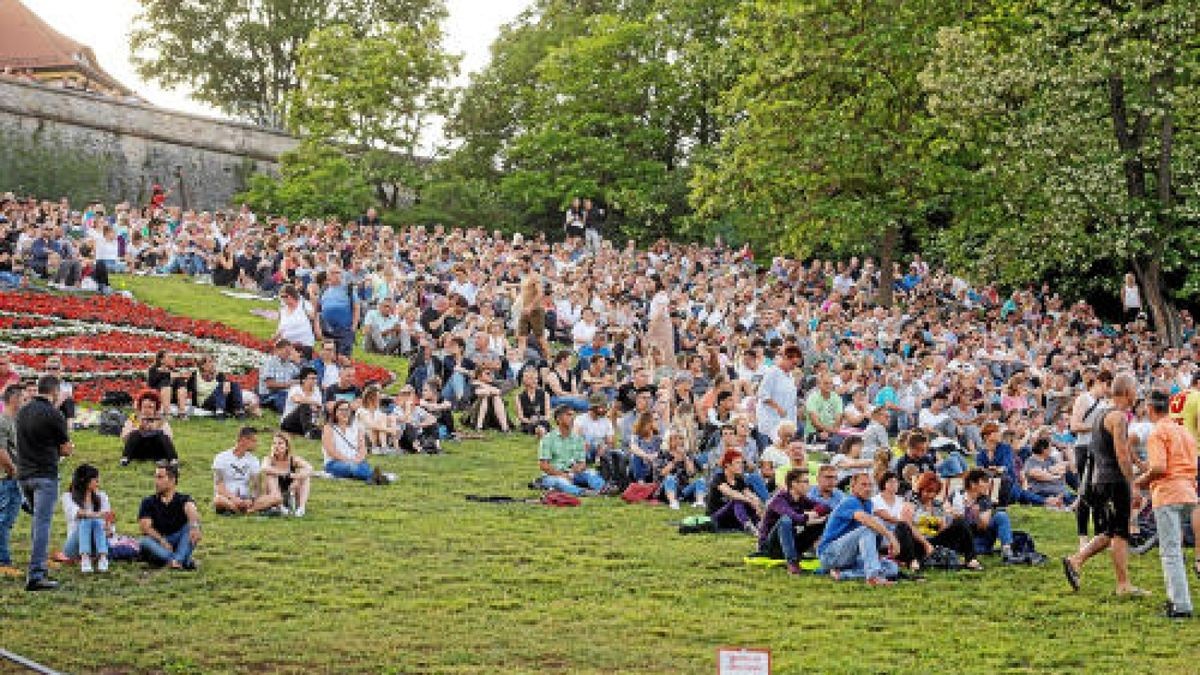 Vor 14.000 Fans eröffnete Roland Kaiser am Samstag auf dem Erfurter Domplatz seine Open Air-Tournee 2019. Foto: Holger John