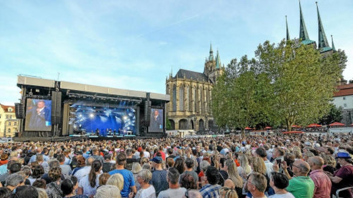 Vor 14.000 Fans eröffnete Roland Kaiser am Samstag auf dem Erfurter Domplatz seine Open Air-Tournee 2019. Foto: Holger John