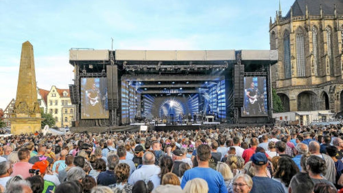 Vor 14.000 Fans eröffnete Roland Kaiser am Samstag auf dem Erfurter Domplatz seine Open Air-Tournee 2019. Foto: Holger John