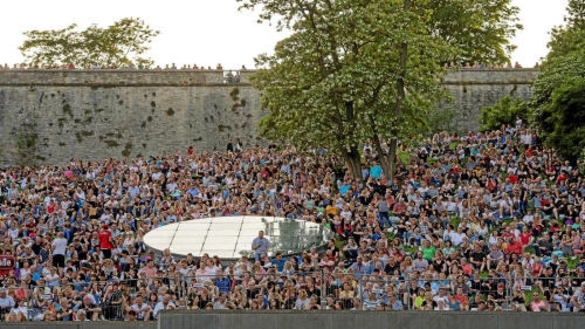 Vor 14.000 Fans eröffnete Roland Kaiser am Samstag auf dem Erfurter Domplatz seine Open Air-Tournee 2019. Foto: Holger John