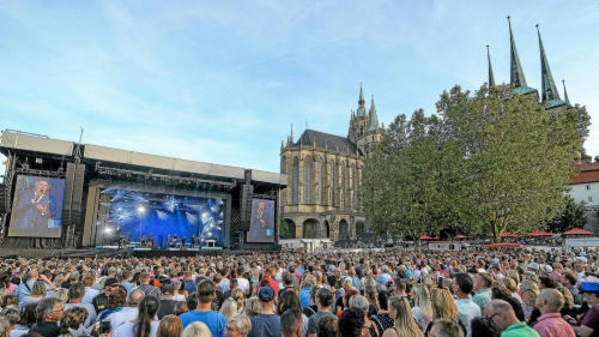 Vor 14.000 Fans eröffnete Roland Kaiser am Samstag auf dem Erfurter Domplatz seine Open Air-Tournee 2019. Foto: Holger John