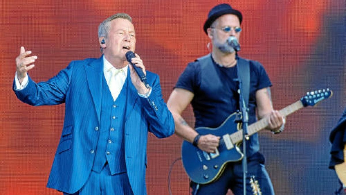 Vor 14.000 Fans eröffnete Roland Kaiser am Samstag auf dem Erfurter Domplatz seine Open Air-Tournee 2019. Foto: Holger John