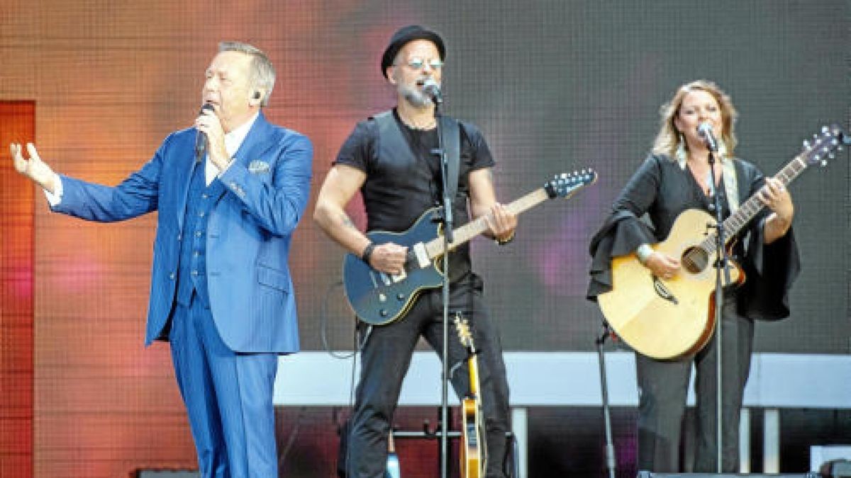 Vor 14.000 Fans eröffnete Roland Kaiser am Samstag auf dem Erfurter Domplatz seine Open Air-Tournee 2019. Foto: Holger John