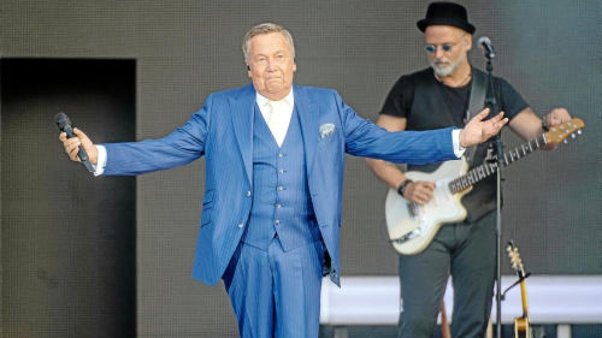 Vor 14.000 Fans eröffnete Roland Kaiser am Samstag auf dem Erfurter Domplatz seine Open Air-Tournee 2019. Foto: Holger John