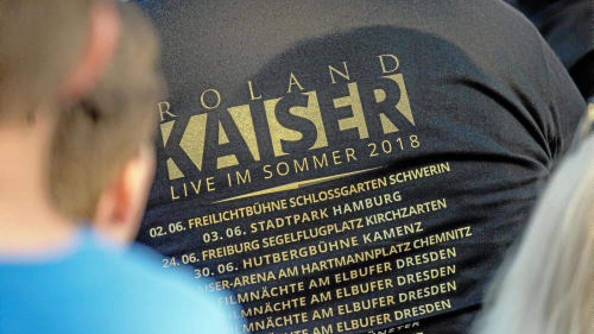 Vor 14.000 Fans eröffnete Roland Kaiser am Samstag auf dem Erfurter Domplatz seine Open Air-Tournee 2019. Foto: Holger John