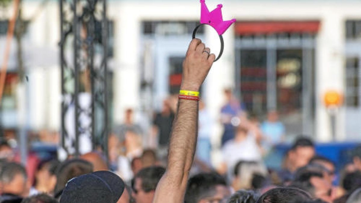 Vor 14.000 Fans eröffnete Roland Kaiser am Samstag auf dem Erfurter Domplatz seine Open Air-Tournee 2019. Foto: Holger John