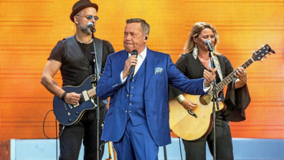 Vor 14.000 Fans eröffnete Roland Kaiser am Samstag auf dem Erfurter Domplatz seine Open Air-Tournee 2019. Foto: Holger John