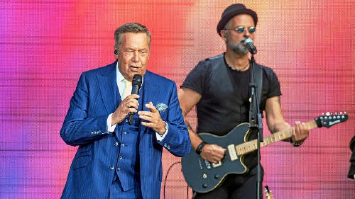 Vor 14.000 Fans eröffnete Roland Kaiser am Samstag auf dem Erfurter Domplatz seine Open Air-Tournee 2019. Foto: Holger John