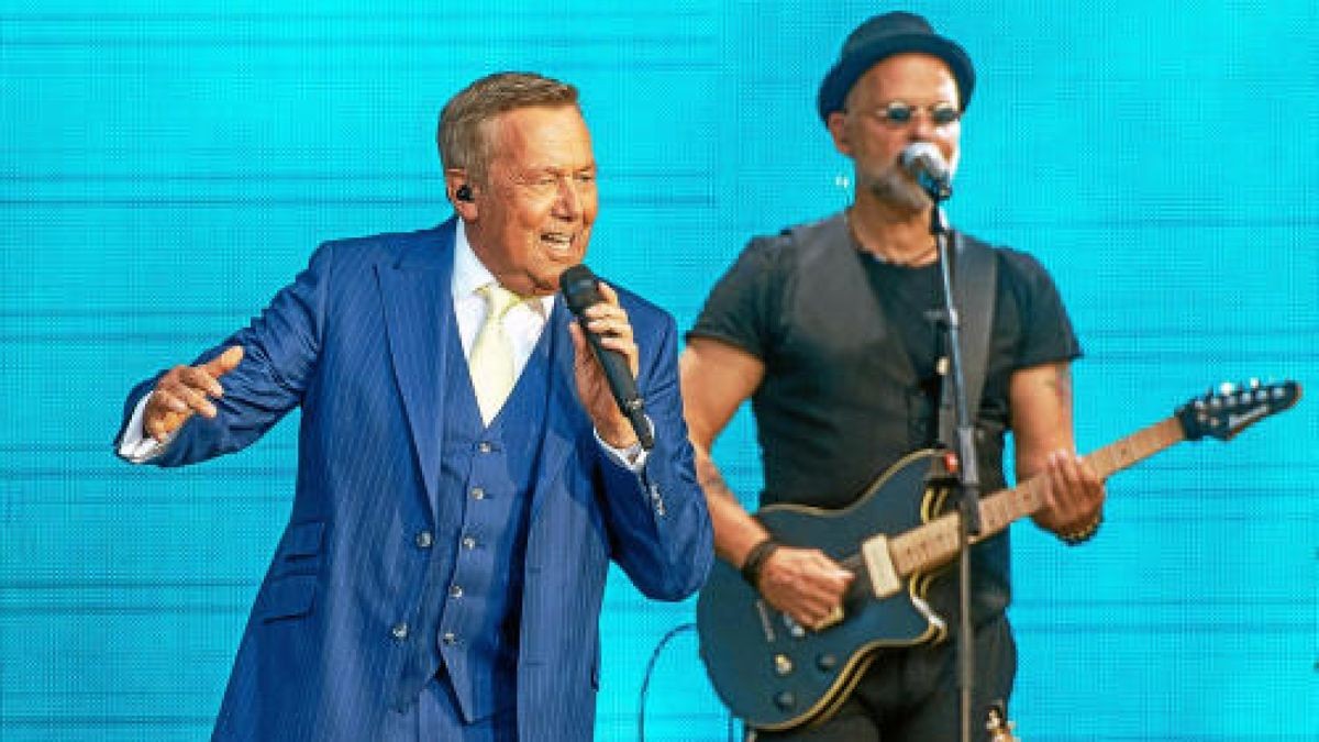 Vor 14.000 Fans eröffnete Roland Kaiser am Samstag auf dem Erfurter Domplatz seine Open Air-Tournee 2019. Foto: Holger John