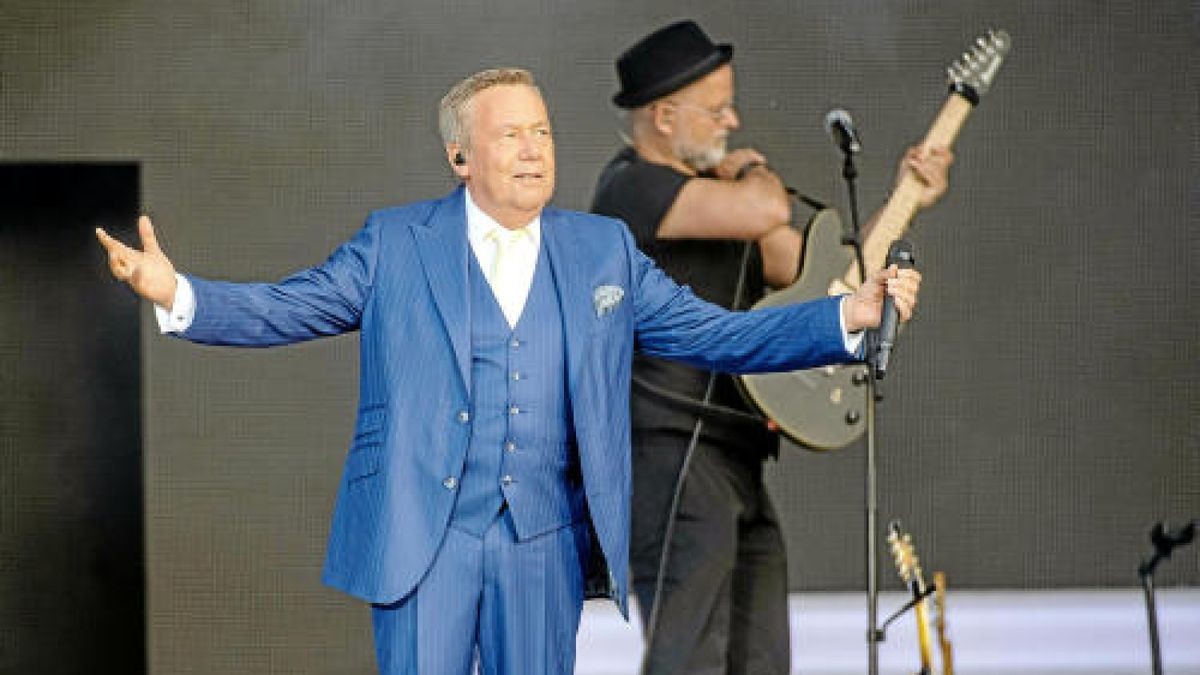 Vor 14.000 Fans eröffnete Roland Kaiser am Samstag auf dem Erfurter Domplatz seine Open Air-Tournee 2019. Foto: Holger John