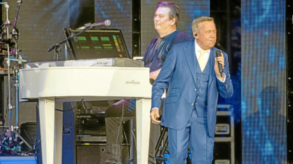 Vor 14.000 Fans eröffnete Roland Kaiser am Samstag auf dem Erfurter Domplatz seine Open Air-Tournee 2019. Foto: Holger John