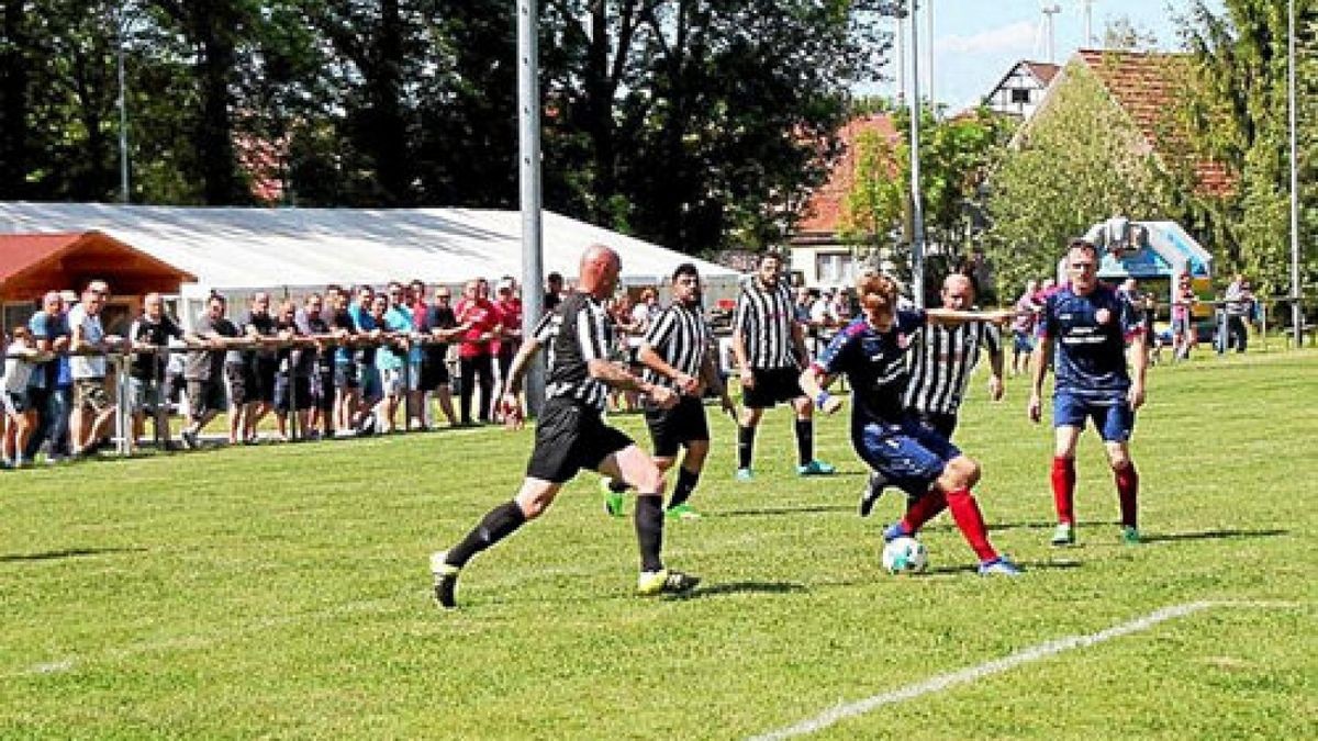 Das Kreisliga-Fußball-Spiel der Olberslebener Jubilare (blaue Trikots) gegen die Sportfreunde Leubingen war im Festprogramm gut besucht, endete aber mit einem GästesiegFoto: