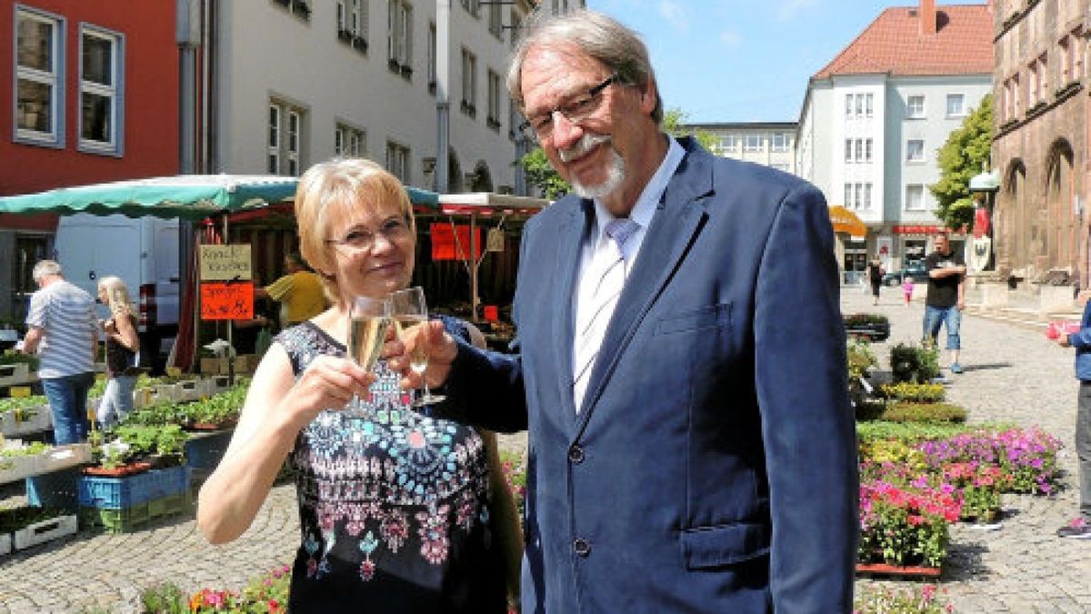 Andreas Heise stößt mit seiner Frau Sabine auf das zwanzigjährige Bestehen an.Foto: Doreen Hotzan