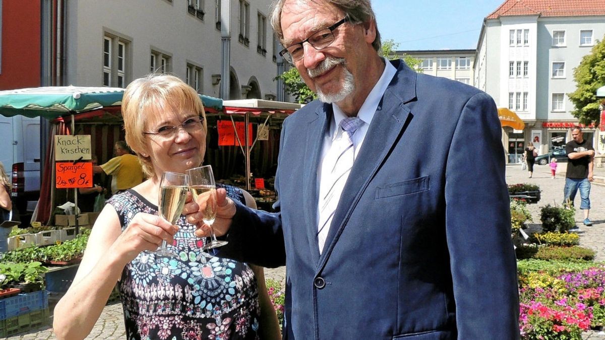 Andreas Heise stößt mit seiner Frau Sabine auf das zwanzigjährige Bestehen an.