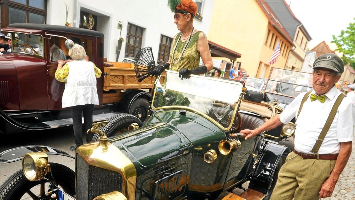 Martin Freund nebst weiblicher Begleitung war eigens zum Schlosstreffen aus Leipzig angereist. Sein Schmuckstück: ein Cabrio L6 der Marke Huguelet aus dem