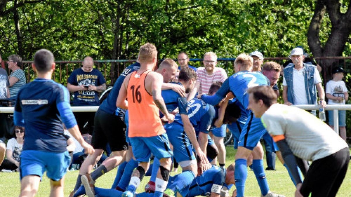 Meisterjubel: Der SV Blau-Weiß Bad Frankenhausen, nach der Hinrunde nur Dritter hinter Herbstmeister FC Erfurt Nord und der SG An der Lache/Concordia (rechts: Andreas Koppe), fing die beiden Erfurter Teams noch ab und steigt auf.Foto: Julia Ritter