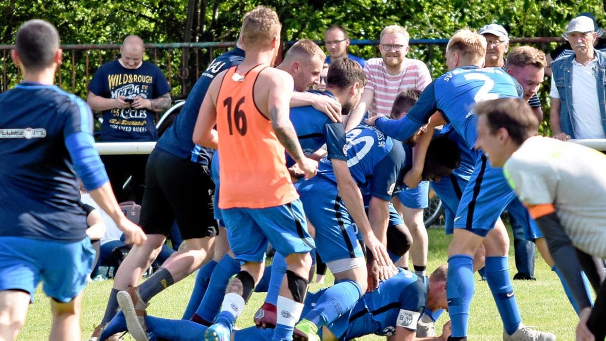 Meisterjubel: Der SV Blau-Weiß Bad Frankenhausen, nach der Hinrunde nur Dritter hinter Herbstmeister FC Erfurt Nord und der SG An der Lache/Concordia (rechts: Andreas Koppe), fing die beiden Erfurter Teams noch ab und steigt auf.