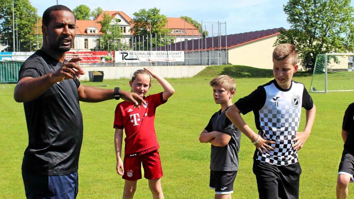 Der Ex-Profi-Fußballer Cacau trainierte am Sonntagvormittag mit Kindern im Stadion in Bad Langensalza. Nachwuchsfußballer vom FSV Preußen und vom FSV Wacker waren gekommen, um