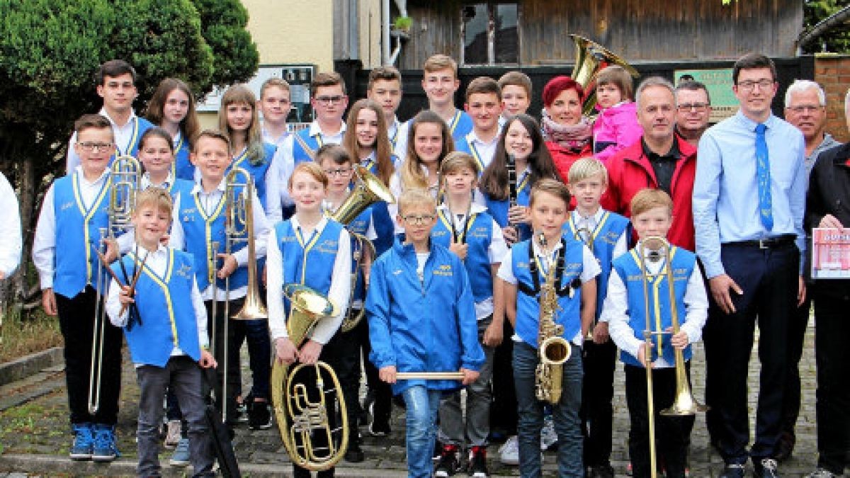 Das Jugendblasorchester bekommt ein einiges Domizil. Hier sind die jungen Musiker mit Landrat Harald Zanker (SPD, rechts), der Geld von der Bürgerstiftung für das Projekt übergab und Wolfgang Hausdörfer, Leiter im Creaton-Werk in Höngeda (2. von rechts), der symbolisch für die 4000 Ziegeln einen Gutschein überreichte. Foto: Nicole Kantemir