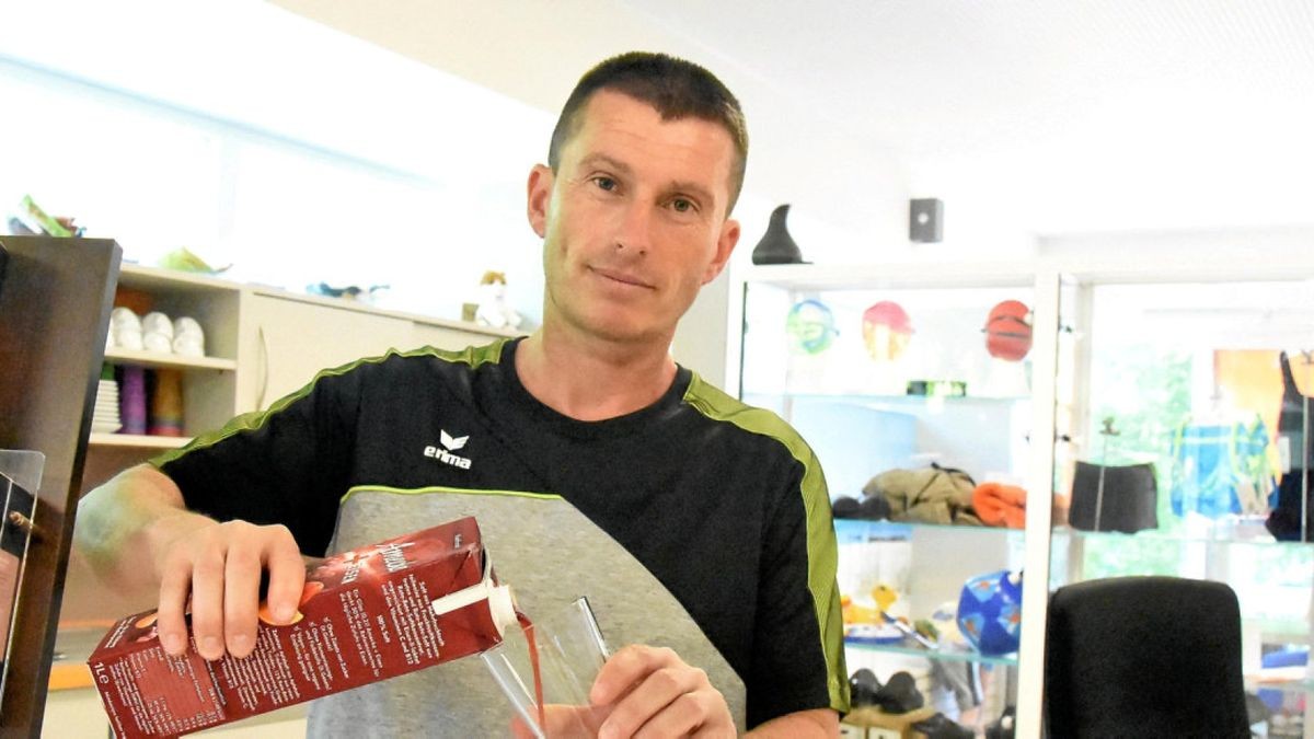 Schwimmhalle wurde vor kurzer Zeit um Sport- und Empfangsbereich sowie eine Sauna erweitert .