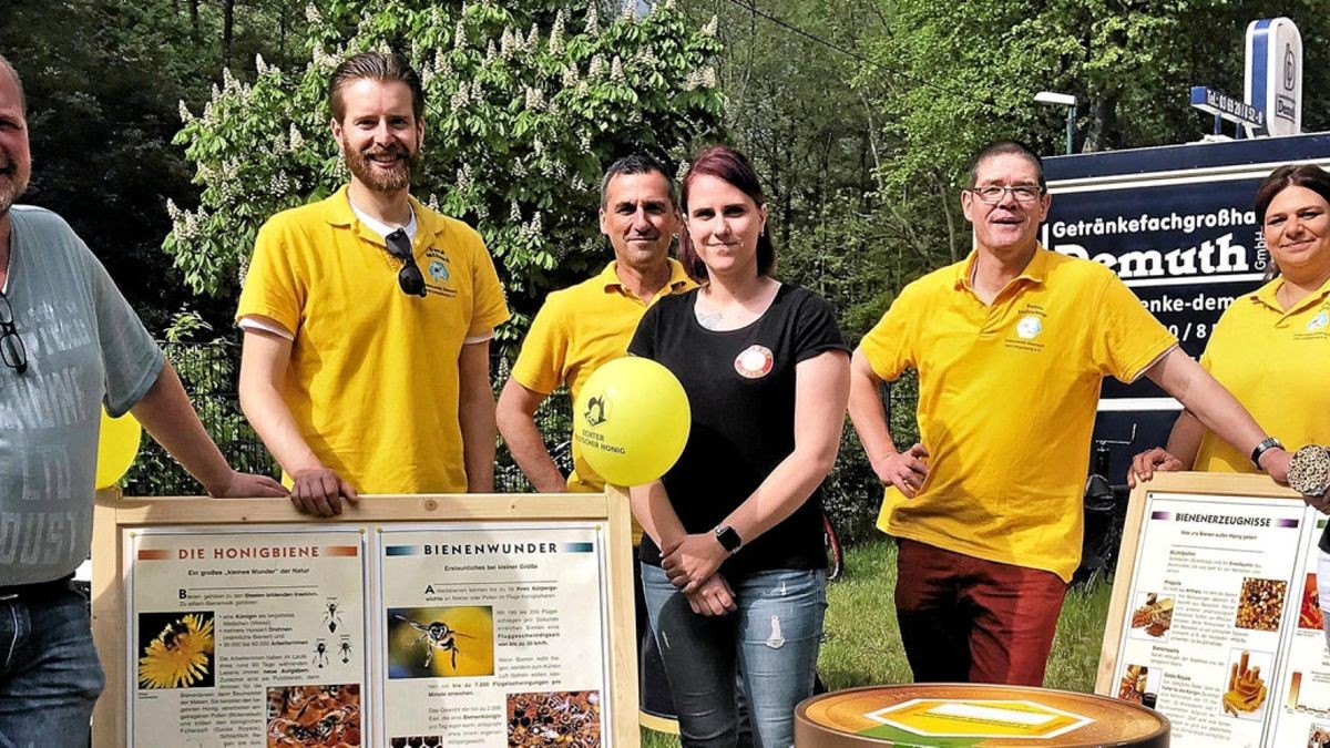 Mitglieder vom Imkerverein und dem Rotaract-Club zeigten beim Bienenaktionstag, wie wichtig diese Insekten für den Menschen sind.