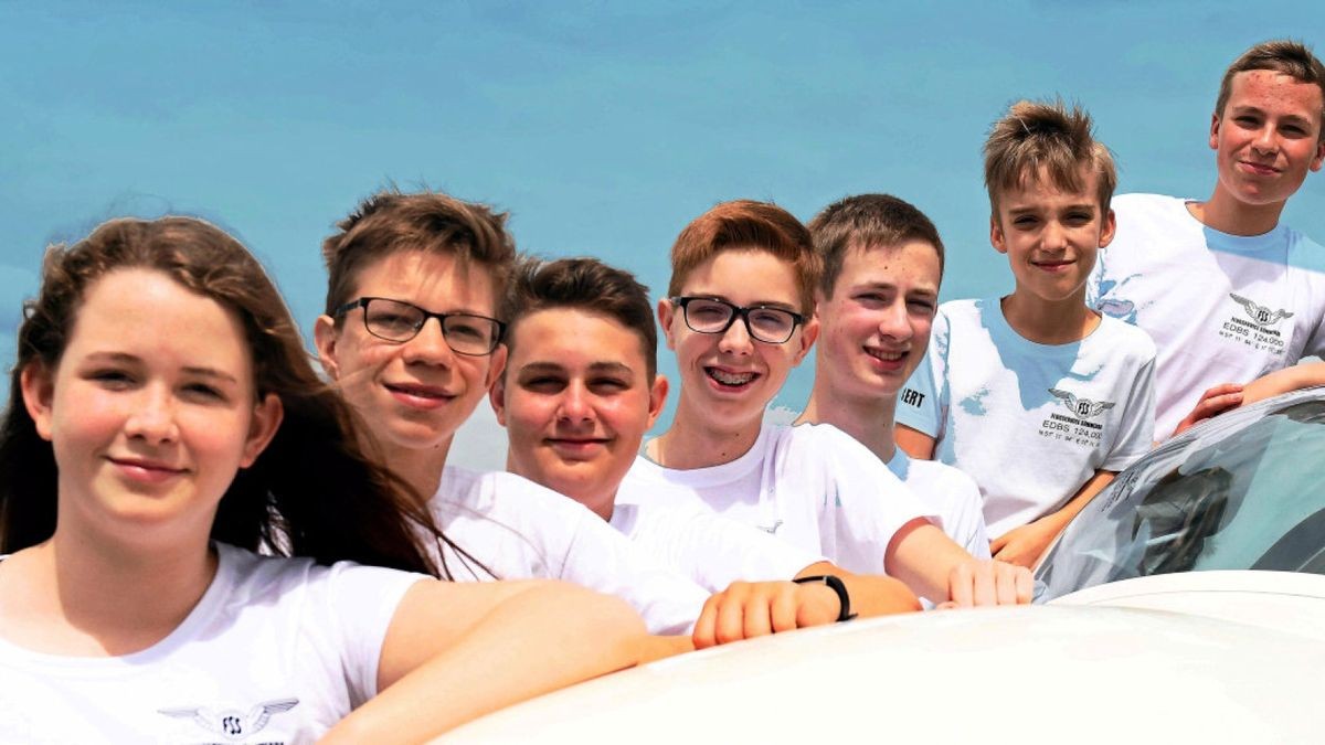 Zu den „Flying Teens“, einer Flugschülerklasse für Teenager auf dem Flugplatz Kölleda/Dermsdorf, gehören Klara, Julian, Henrik, Paul, der ältere Julian, Albert und Adrian (von links nach rechts) – hier an einer Acquila 210, an der sie auch ausgebildet werden.