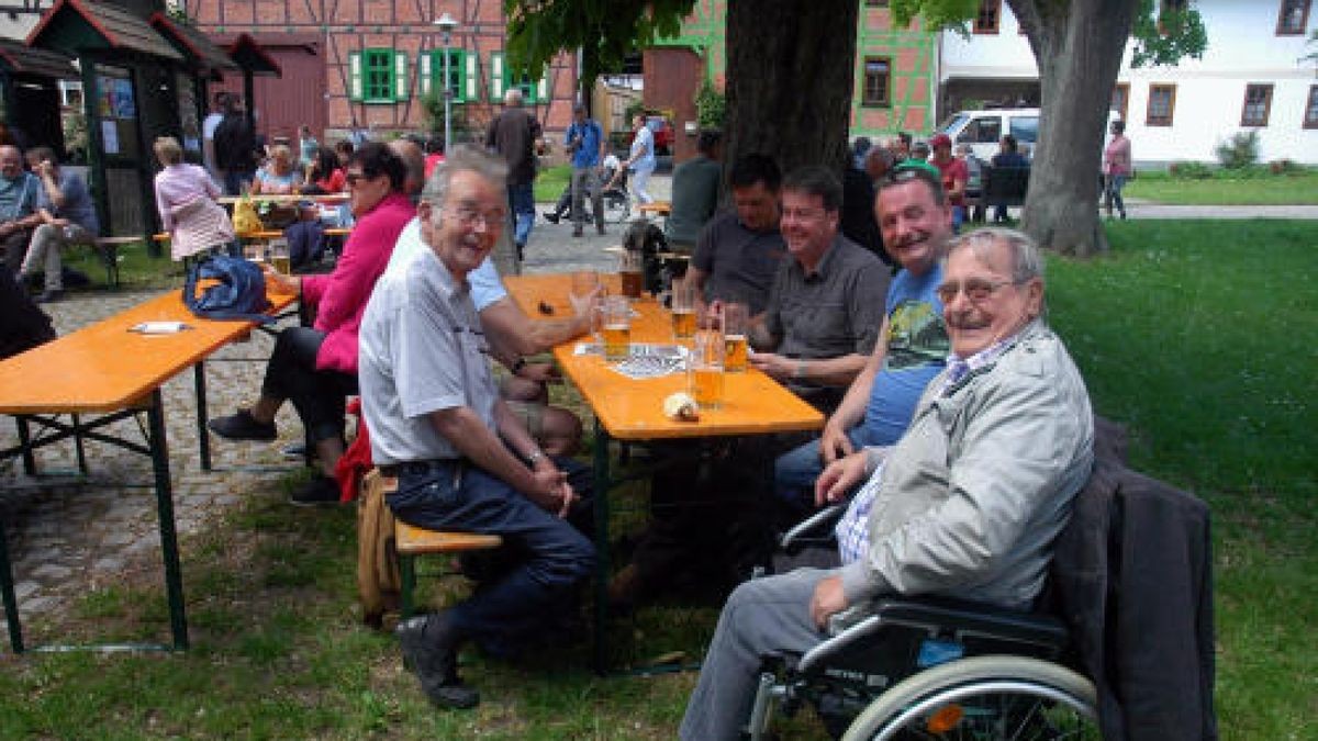 Himmelfahrt im Weimarer Land: Die Männer feierten ihren Tag bei perfektem Wetter und in bester Laune. Hier: Blütenfest in Tiefengruben