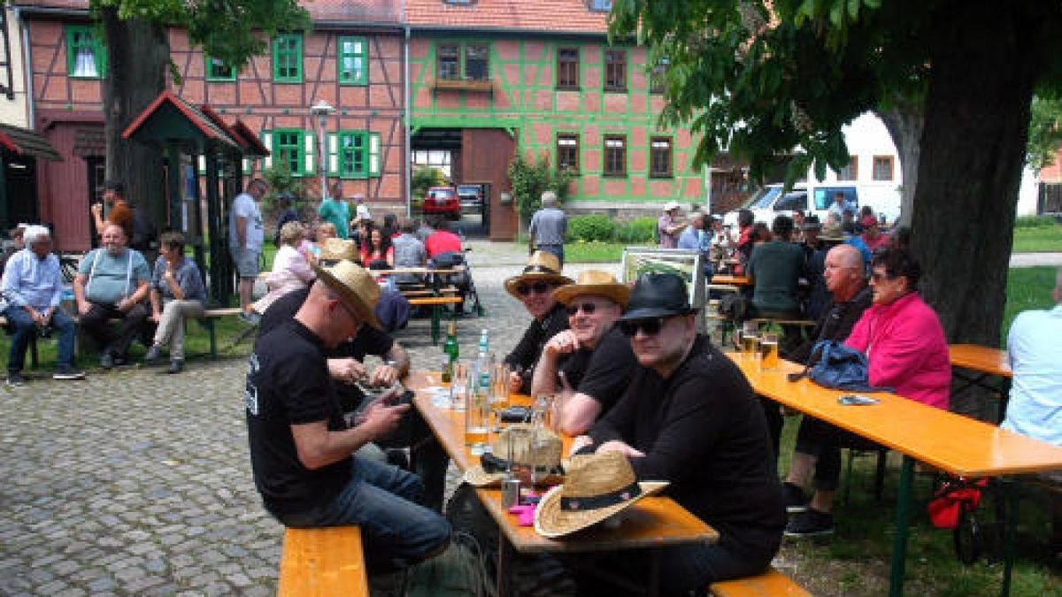 Himmelfahrt im Weimarer Land: Die Männer feierten ihren Tag bei perfektem Wetter und in bester Laune. Hier: Blütenfest in Tiefengruben