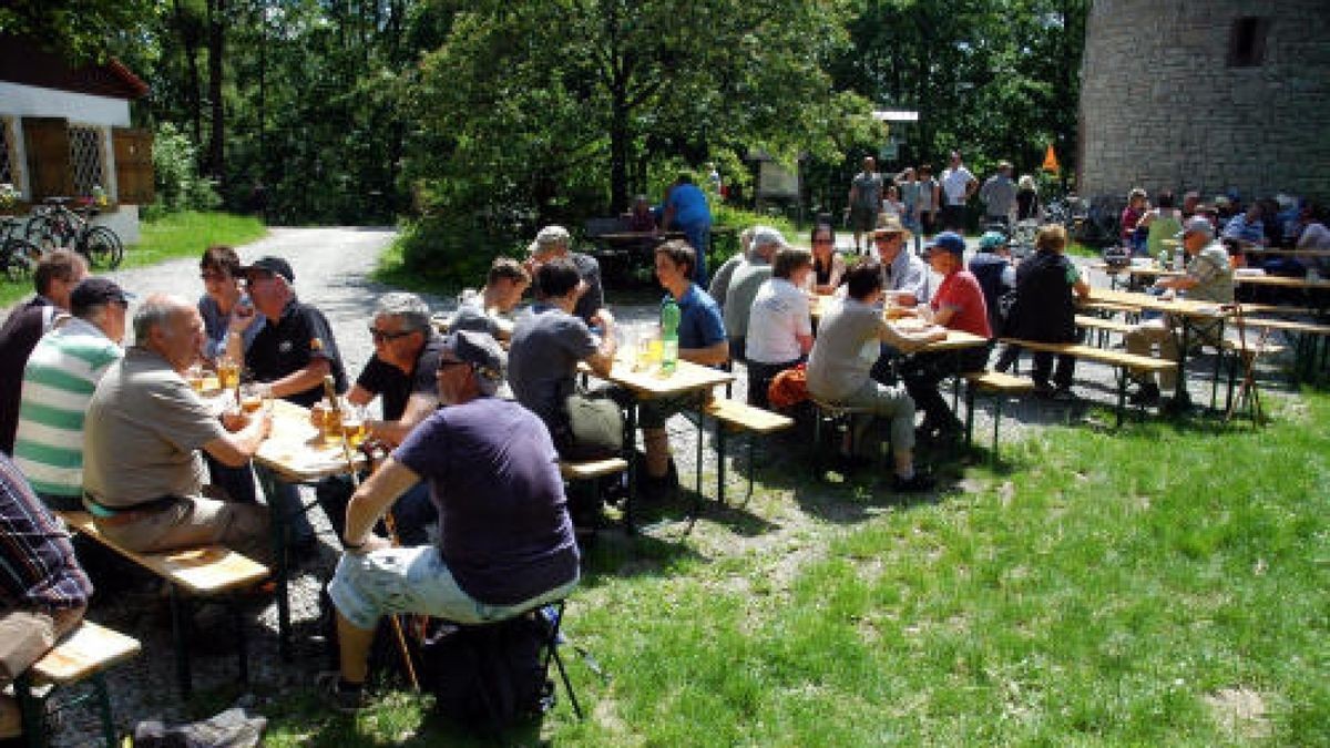 Himmelfahrt im Weimarer Land: Die Männer feierten ihren Tag bei perfektem Wetter und in bester Laune. Hier: Paulinenturm bei Bad Berka