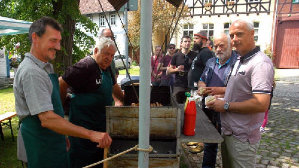 Himmelfahrt im Weimarer Land: Die Männer feierten ihren Tag bei perfektem Wetter und in bester Laune. Hier: Blütenfest in Tiefengruben