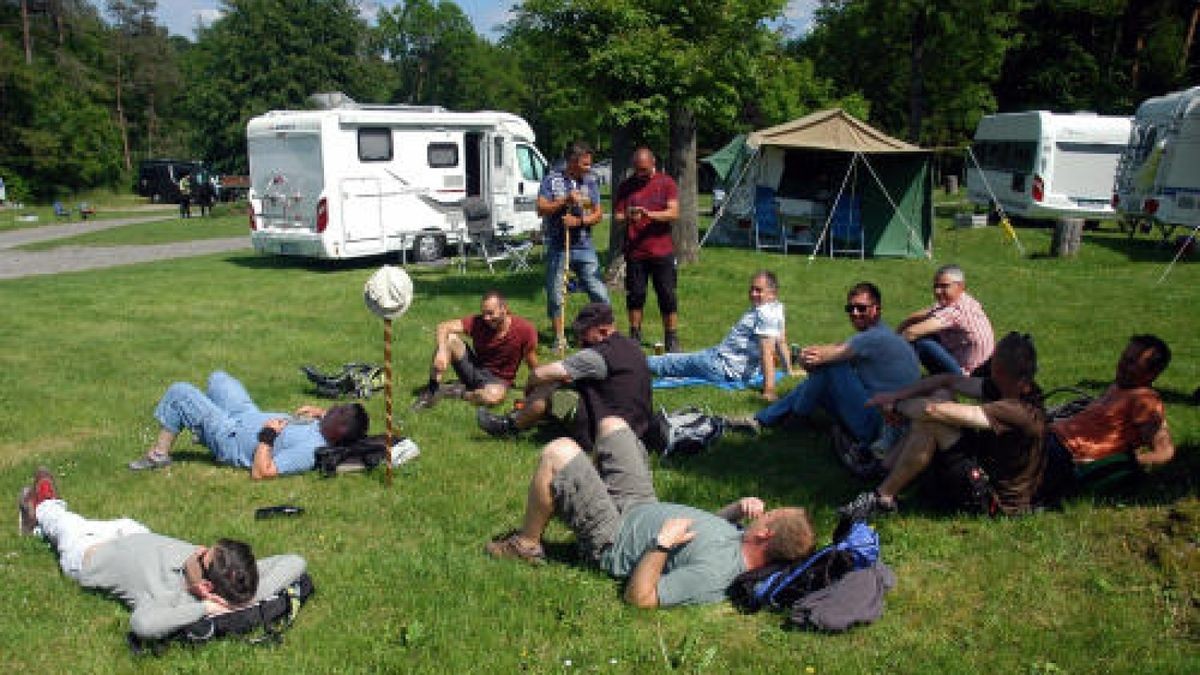 Himmelfahrt im Weimarer Land: Die Männer feierten ihren Tag bei perfektem Wetter und in bester Laune. Hier: Campingplatz Oettern