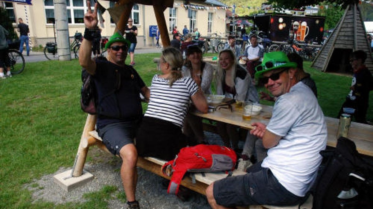 Himmelfahrt im Weimarer Land: Die Männer feierten ihren Tag bei perfektem Wetter und in bester Laune. Hier: Gaststätte Zum Lindenbaum Hetschburg