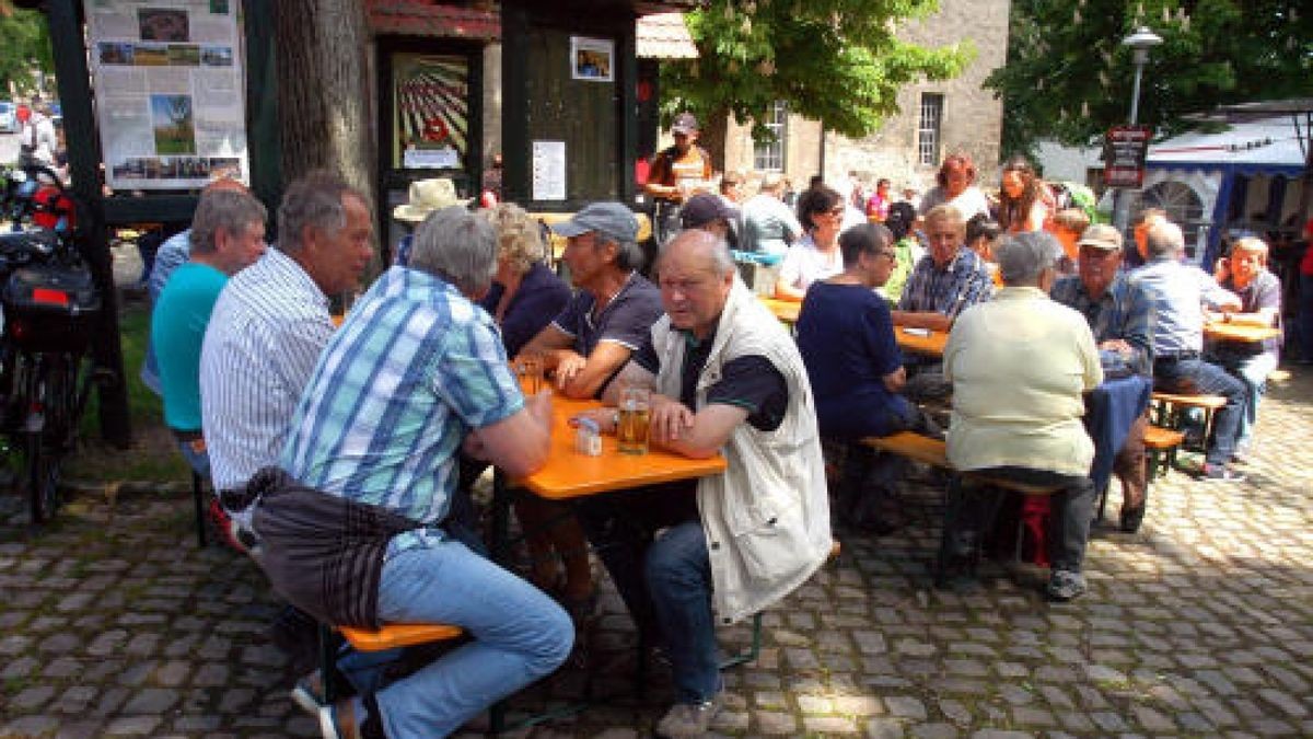 Himmelfahrt im Weimarer Land: Die Männer feierten ihren Tag bei perfektem Wetter und in bester Laune. Hier: Blütenfest in Tiefengruben