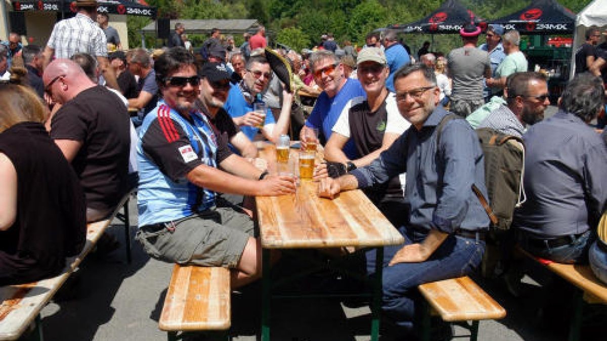 Himmelfahrt im Weimarer Land: Die Männer feierten ihren Tag bei perfektem Wetter und in bester Laune. Hier: Gaststätte Zum Lindenbaum Hetschburg