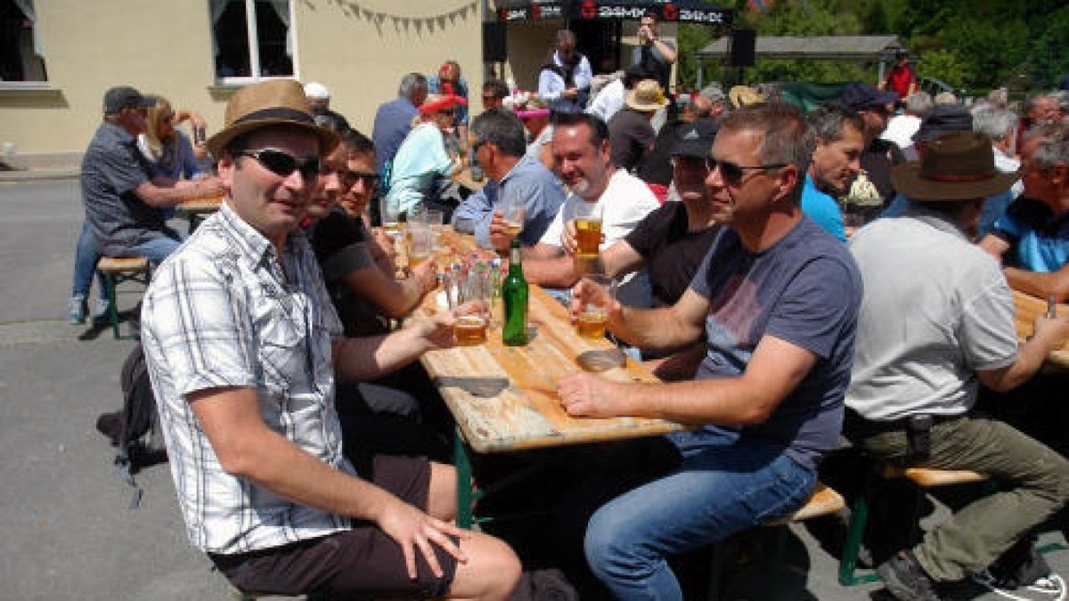 Himmelfahrt im Weimarer Land: Die Männer feierten ihren Tag bei perfektem Wetter und in bester Laune. Hier: Gaststätte Zum Lindenbaum Hetschburg