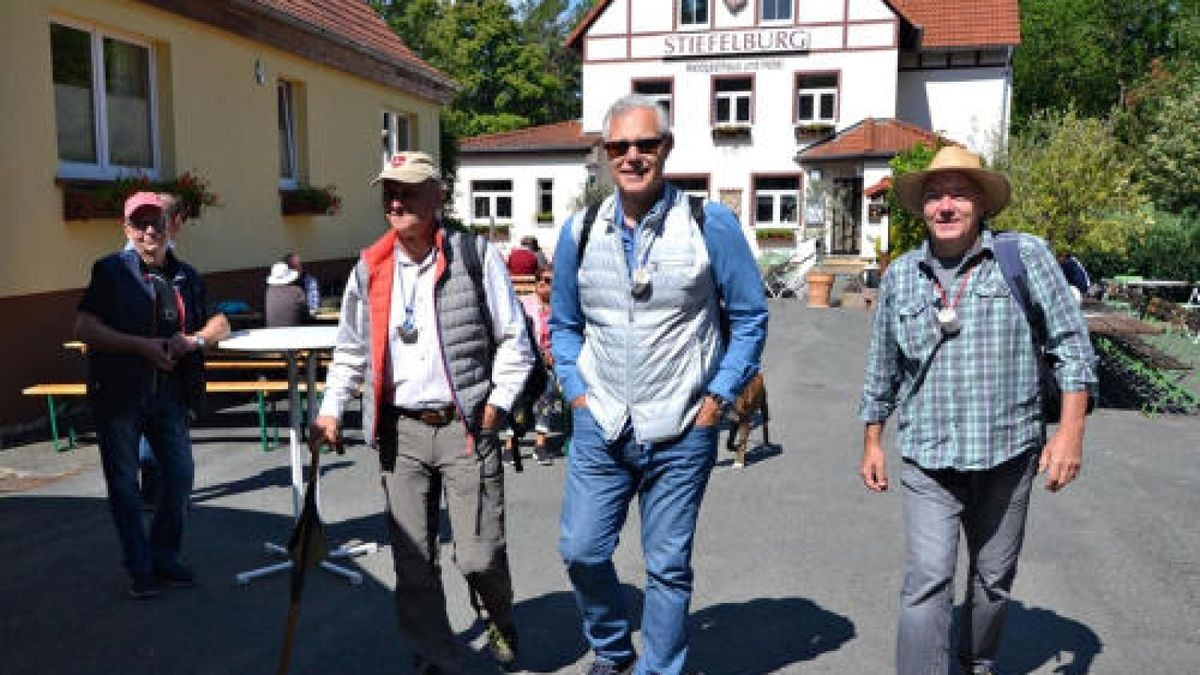 Die Männer feierten ihren Tag bei perfektem Wetter und in bester Laune. Hier: Stiefelburg bei Tonndorf