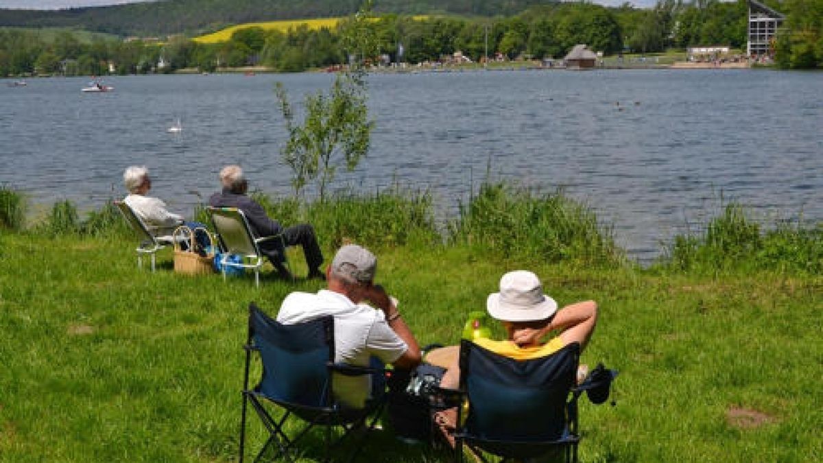 Himmelfahrt im Weimarer Land: Die Männer feierten ihren Tag bei perfektem Wetter und in bester Laune. Hier: Stausee Hohenfelden, Hans am See