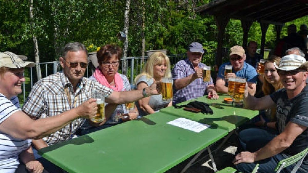 Die Männer feierten ihren Tag bei perfektem Wetter und in bester Laune. Hier: Stiefelburg bei Tonndorf