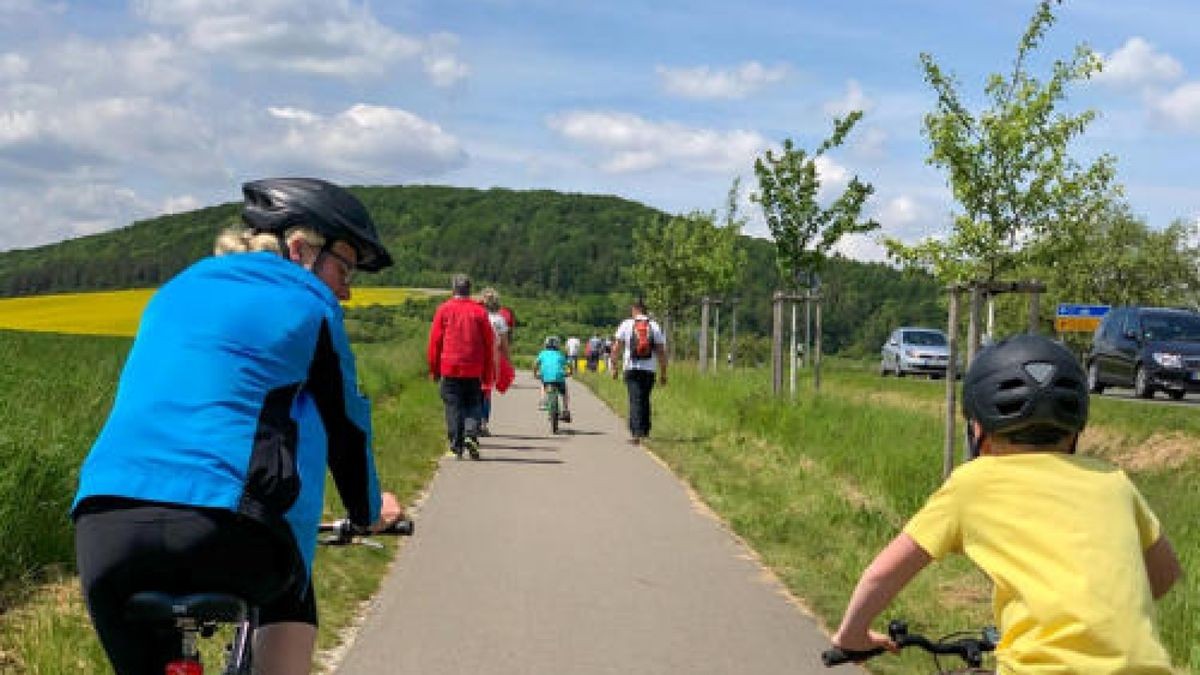 Die Männer feierten ihren Tag bei perfektem Wetter und in bester Laune. Hier: Radweg bei Hohenfelden