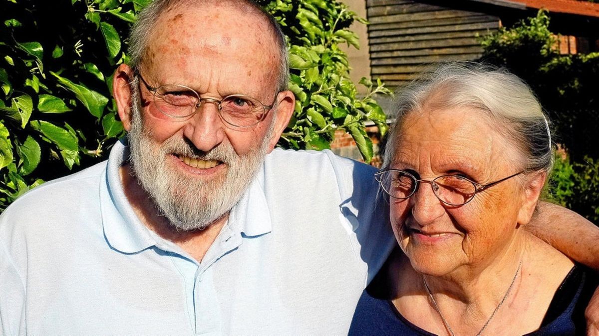 Hannalore und Roland Gewalt (86) leben in Kleinfahner. Gemeinsam sind sie mit neun Büchern zu 170 Lesungen von Nordhausen bis Altenburg unterwegs gewesen. Gerade arbeitet Hannalore Gewalt für die Forschung daran, dass die Mundart ihrer Heimat nicht vergessen wird.