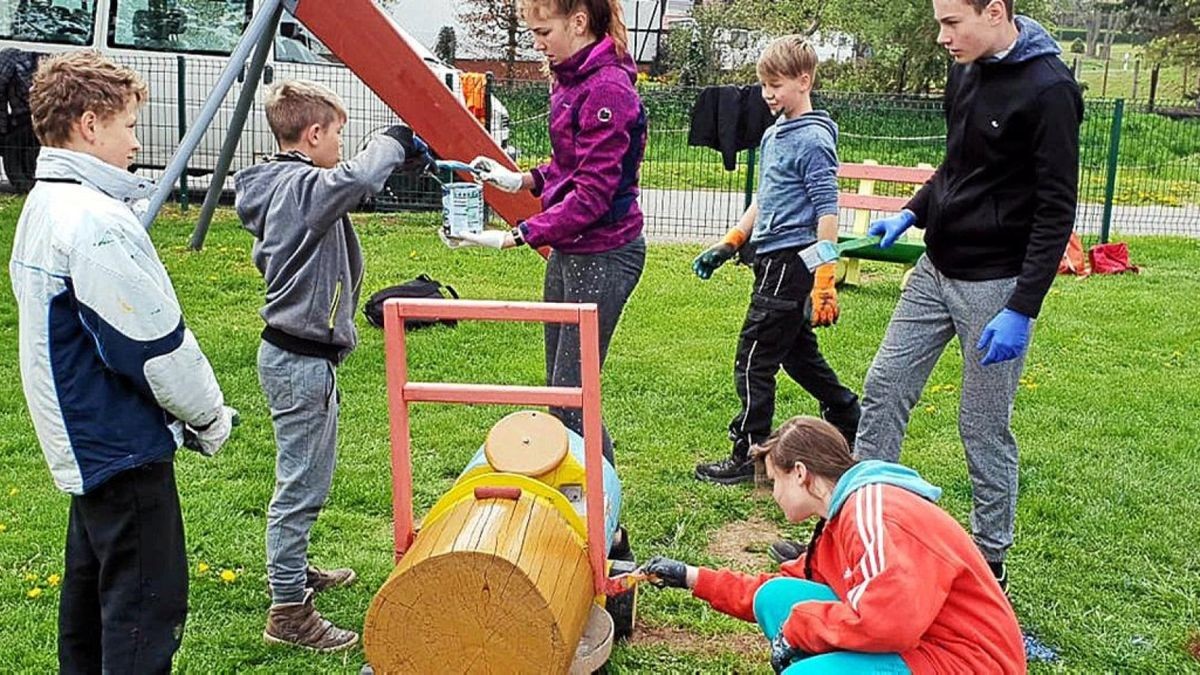 Nach dem Aktionstag erstrahlt der Spielplatz in Kleinbodungen in neuem Glanz.