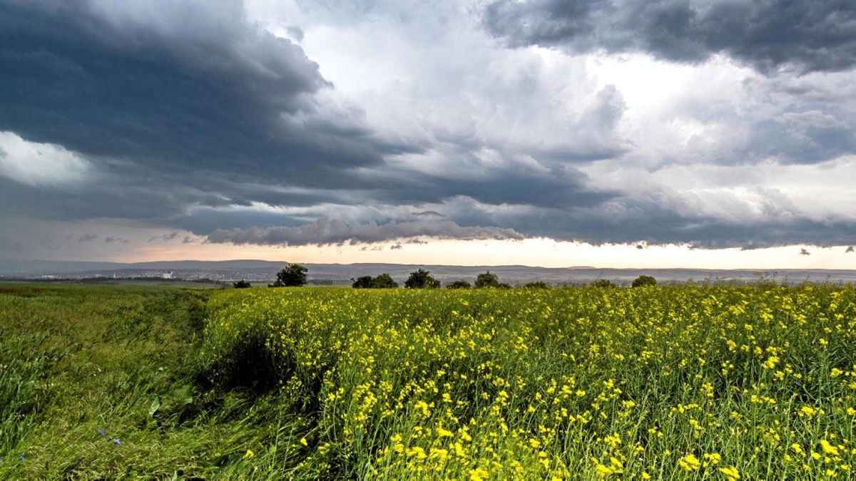 Dunkle Gewitterwolken ziehen am 3. Juni über Nordhausen.