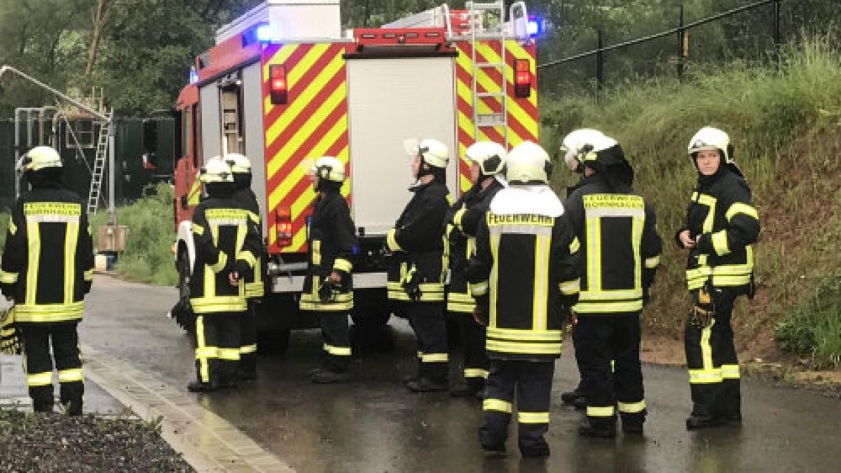 ein Einsatz an der schweinemastanlage in hohengandern. Durch den Starkregen ist das Dach eines versorgungsganges eingestürzt, Versorgungsleitungen sind unterbrochen.Foto: Silvana Tismer