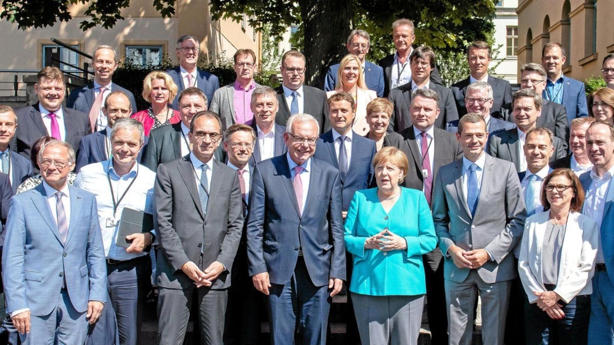 Die Teilnehmer der Konferenz vor der Weimarhalle.