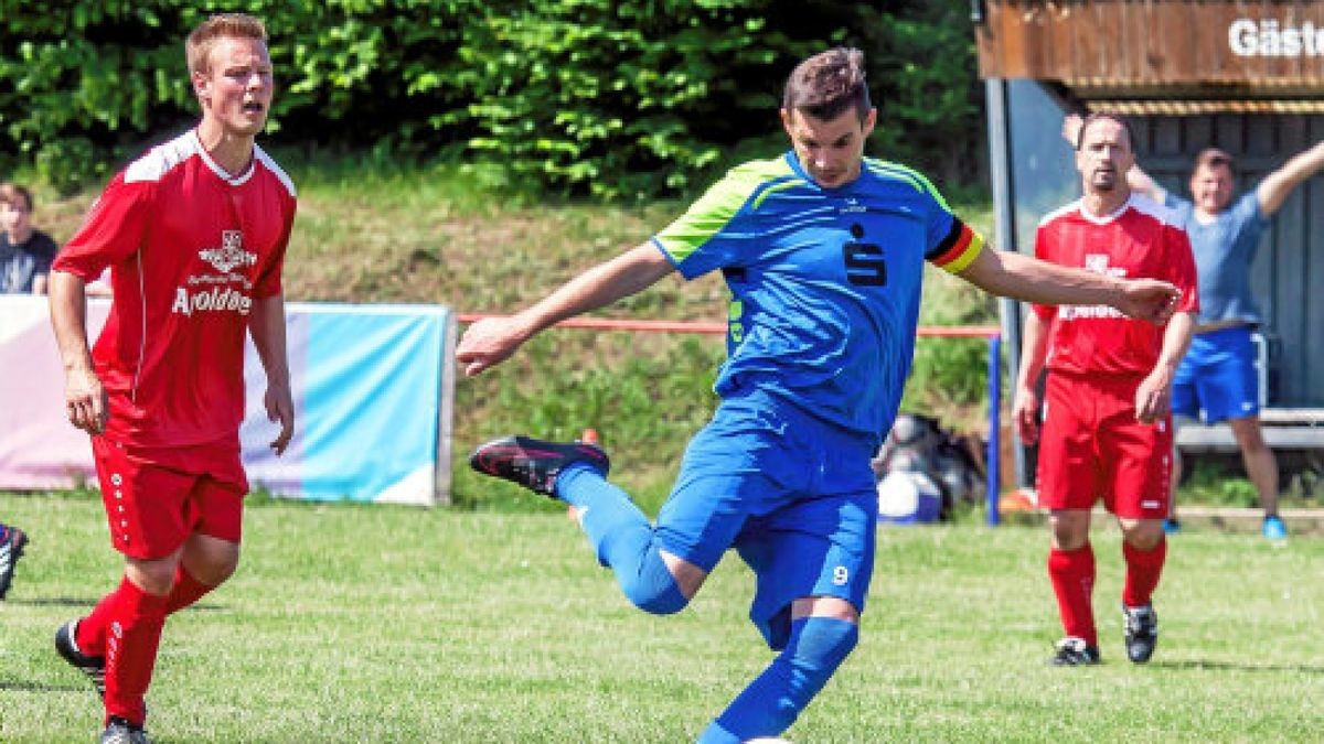 Christian Meier (in Blau) sorgte mit dem verwandelten Elfmeter zum 3:0 für die Gaberndorfer in der zweiten Halbzeit für die Entscheidung. Die Frankenkdorfer hingegen sind abgestiegen.Foto: Peter Hansen